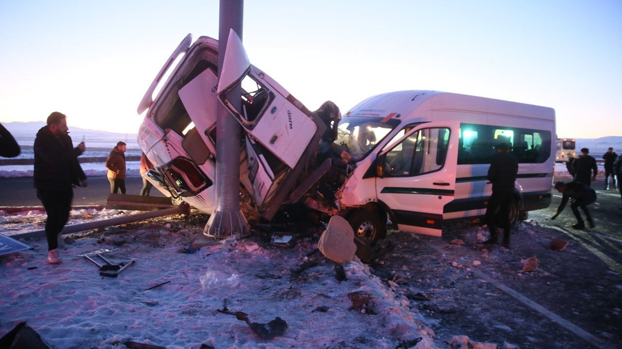 Kars’ta trafik kazası: 1’i ağır 27 kişi yaralandı